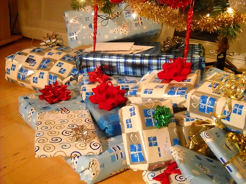 saving money on gifts ways to save money on christmas gifts
